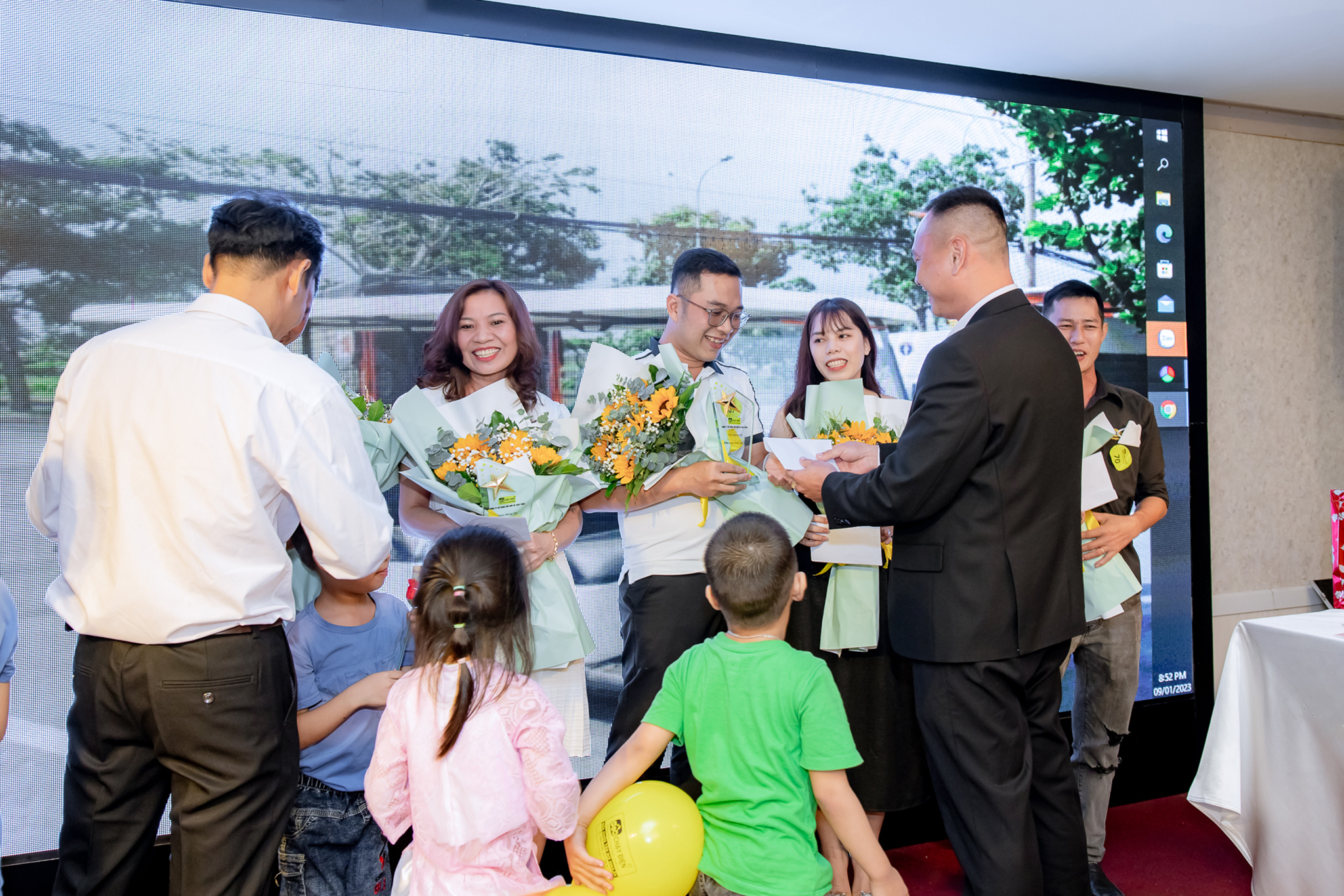 Tổ chức buổi họp mặt tiệc tất niên giúp nhân viên xóa bỏ khoảng cách, gắn kết nội bộ