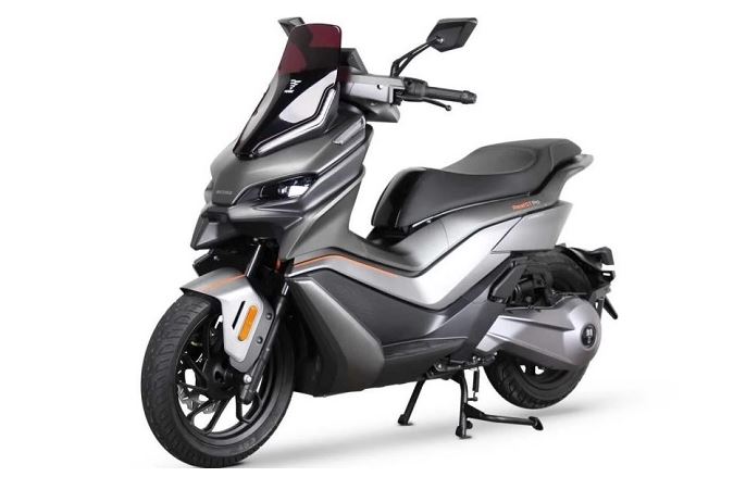 Xe máy điện Biscose Real 5T có đèn pha hai bóng tách đôi hầm hố ở quây trước, kính chắn gió cao làm mờ với hai dải đèn LED độc đáo