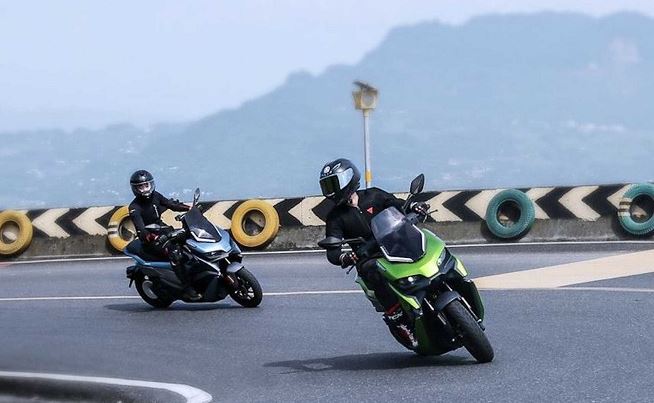 Để xe đạt tốc độ 50km/h chỉ mất khoảng 2,6 giây và Real 5T đạt tối đa tốc độ 115km/h