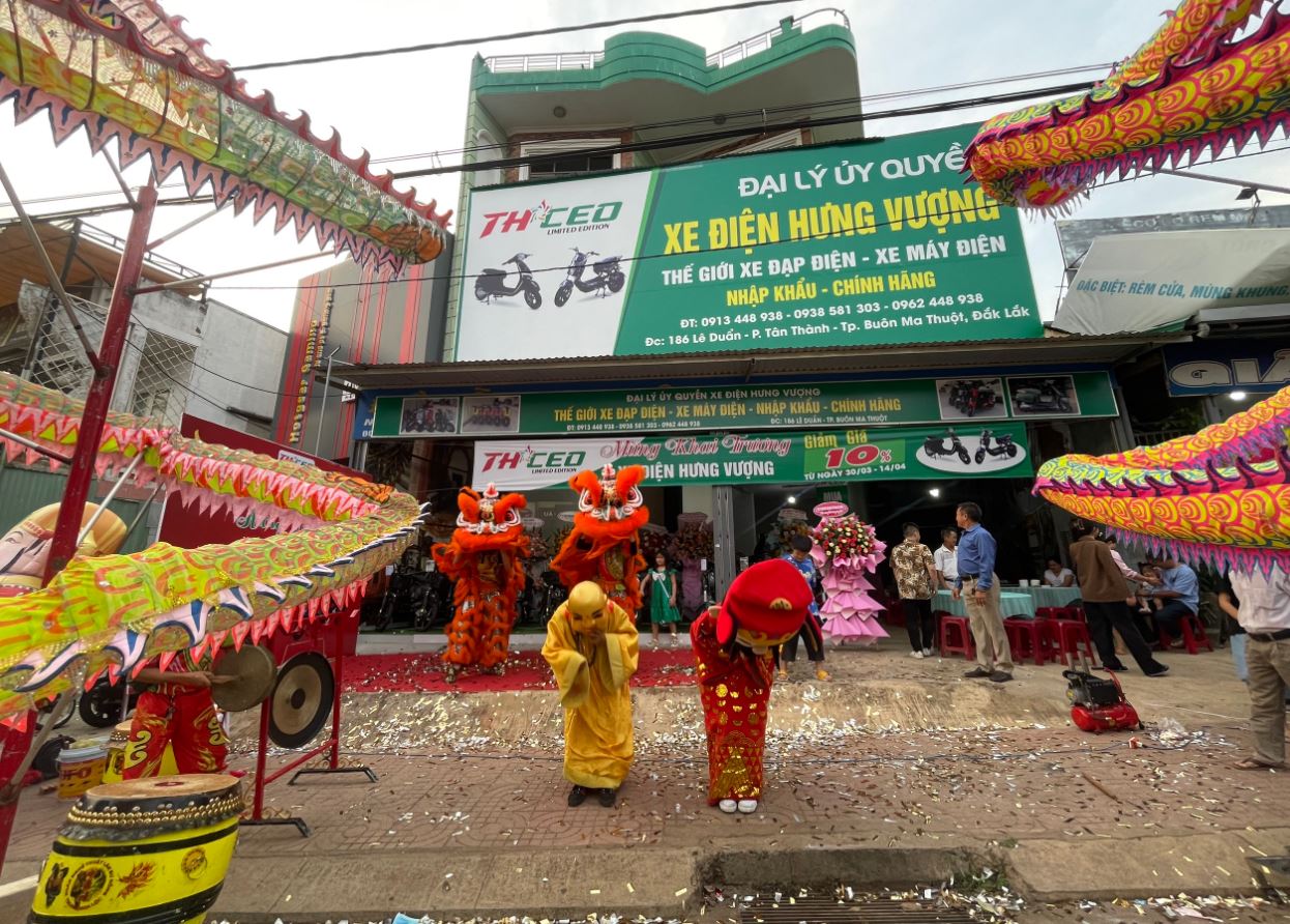 Để tạo nên niềm tin và thuận lợi trong công việc kinh doanh, cửa hàng đã có màn múa lân sư rồng siêu hấp dẫn cùng với ông thần tài