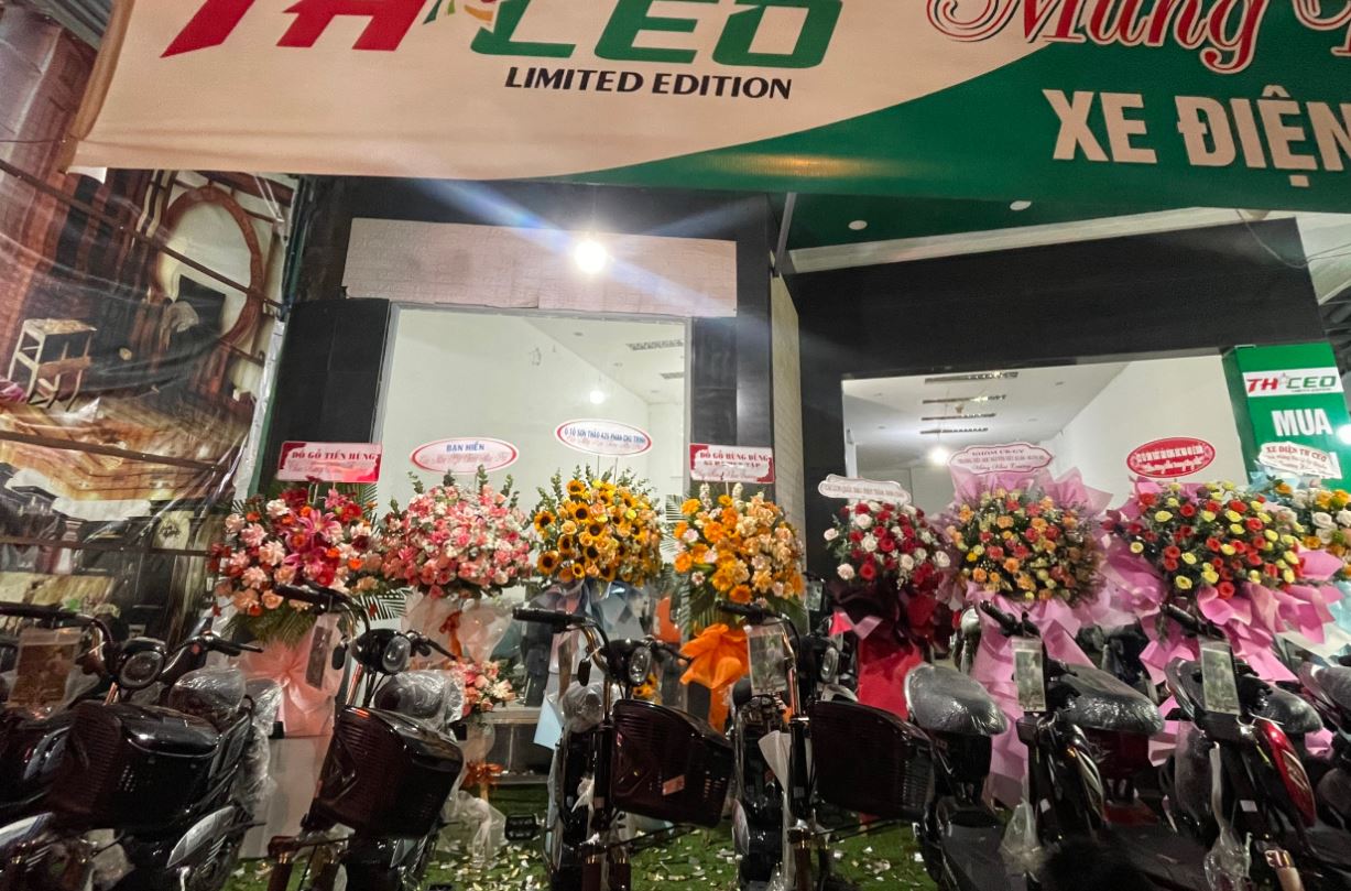 Những lẵng hoa tươi thắm của khách hàng, đối tác đã khiến cho sự kiện trở nên rực rỡ hơn