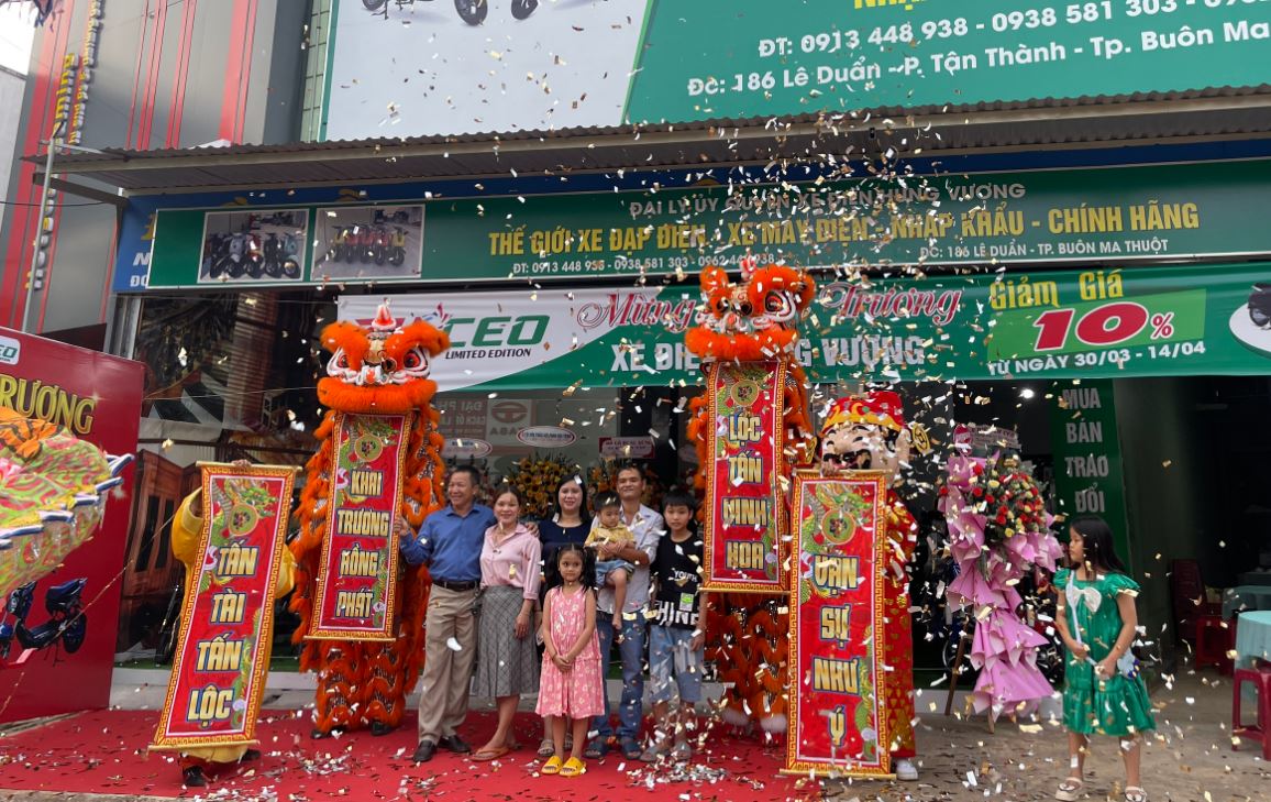 Sự kiện diễn ra đã có sự góp mặt của đông đảo khách mời tham dự và họ đã chụp ảnh lưu niệm tại nơi đây