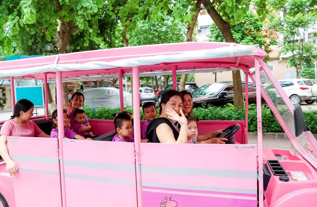 Pink Sunshine2,3 Montessori School sử dụng xe điện từ TGXCĐ giúp trẻ em hiểu về các phương tiện giao thông bền vững