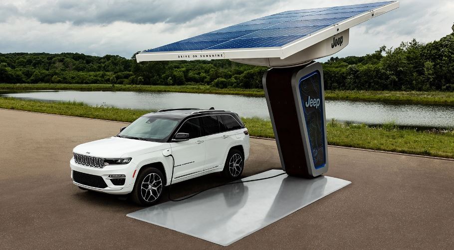 Xe điện Jeep Grand Cherokee 4 xe có thể di chuyển được khoảng 40km/h
