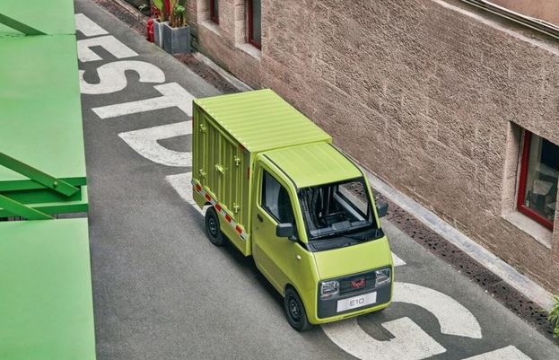 Ngoại hình Wuling E10 thiết kế khá đơn giản với ốp màu đen bóng và đèn pha halogen hình vuông