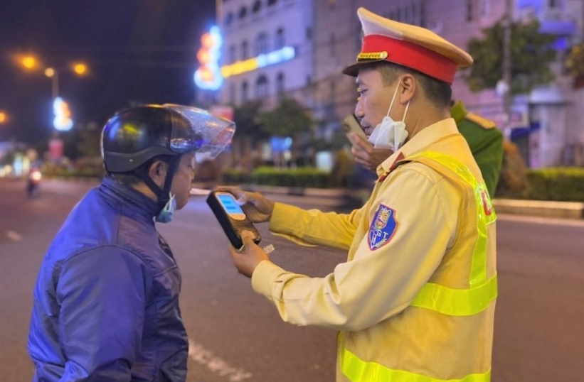 Bất kỳ là người điều khiển ô tô, xe máy hay xe máy điện cũng sẽ bị xử phạt theo quy định nếu có nồng độ cồn trong người Bất kỳ là người điều khiển ô tô, xe máy hay xe máy điện cũng sẽ bị xử phạt theo quy định nếu có nồng độ cồn trong người