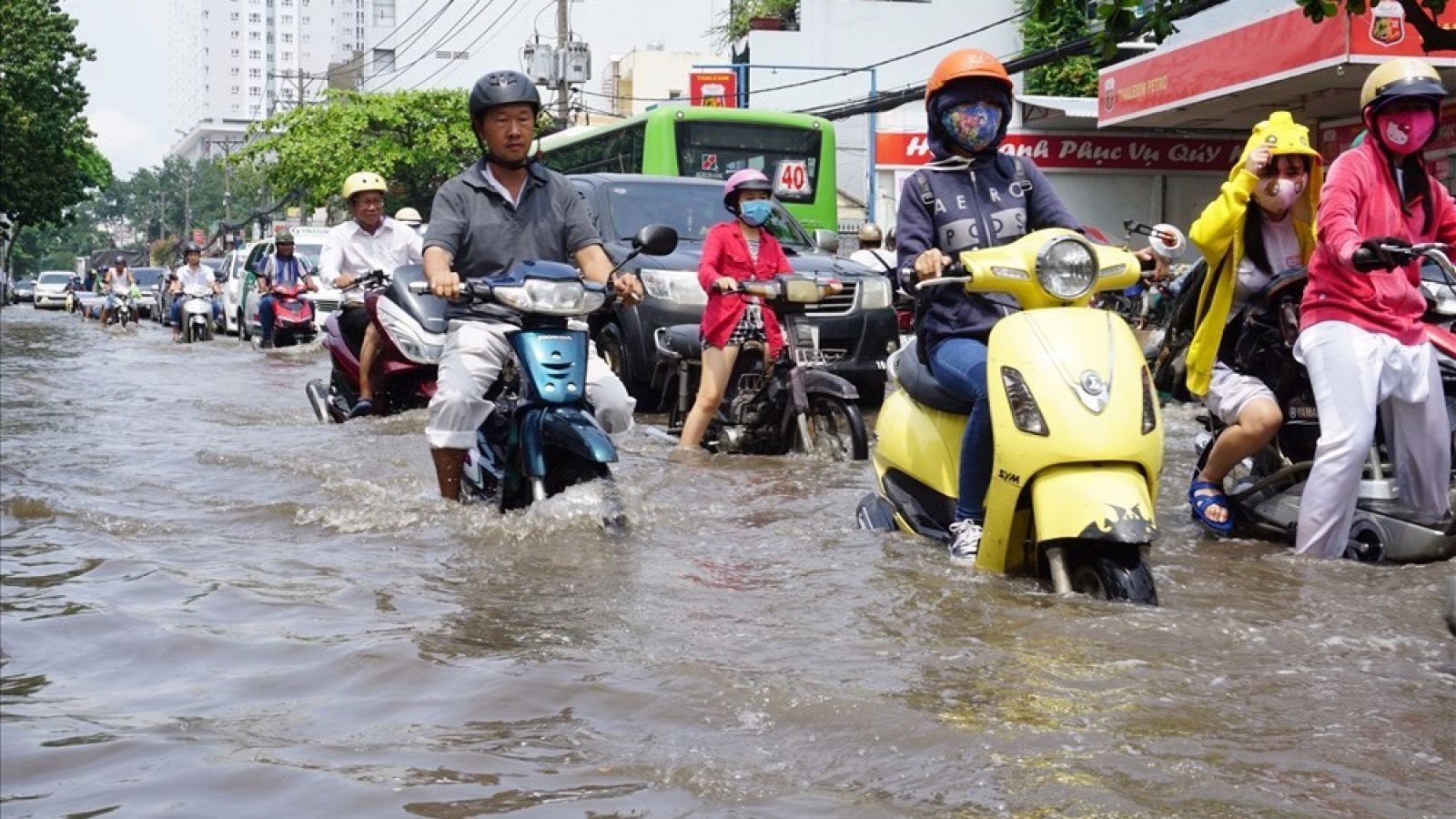 Việc sử dụng xe tay ga trên con đường ngập lụt sẽ dẫn đến tình trạng nước vào bô và gây hỏng máy Việc sử dụng xe tay ga trên con đường ngập lụt sẽ dẫn đến tình trạng nước vào bô và gây hỏng máy