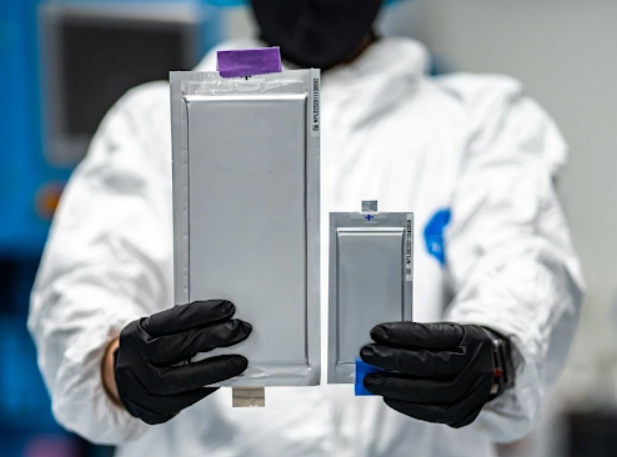 Mật độ năng lượng của pin thể rắn cũng sẽ cao hơn so với pin lithium-ion Mật độ năng lượng của pin thể rắn cũng sẽ cao hơn so với pin lithium-ion