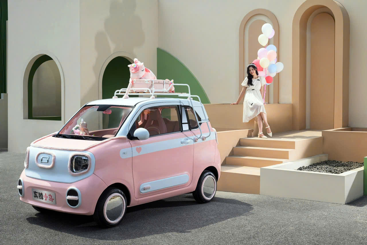 Bestune Pony Mini EV có vô lăng thể thao hình D hai chấu, tầm nhìn lái không bị cản trở