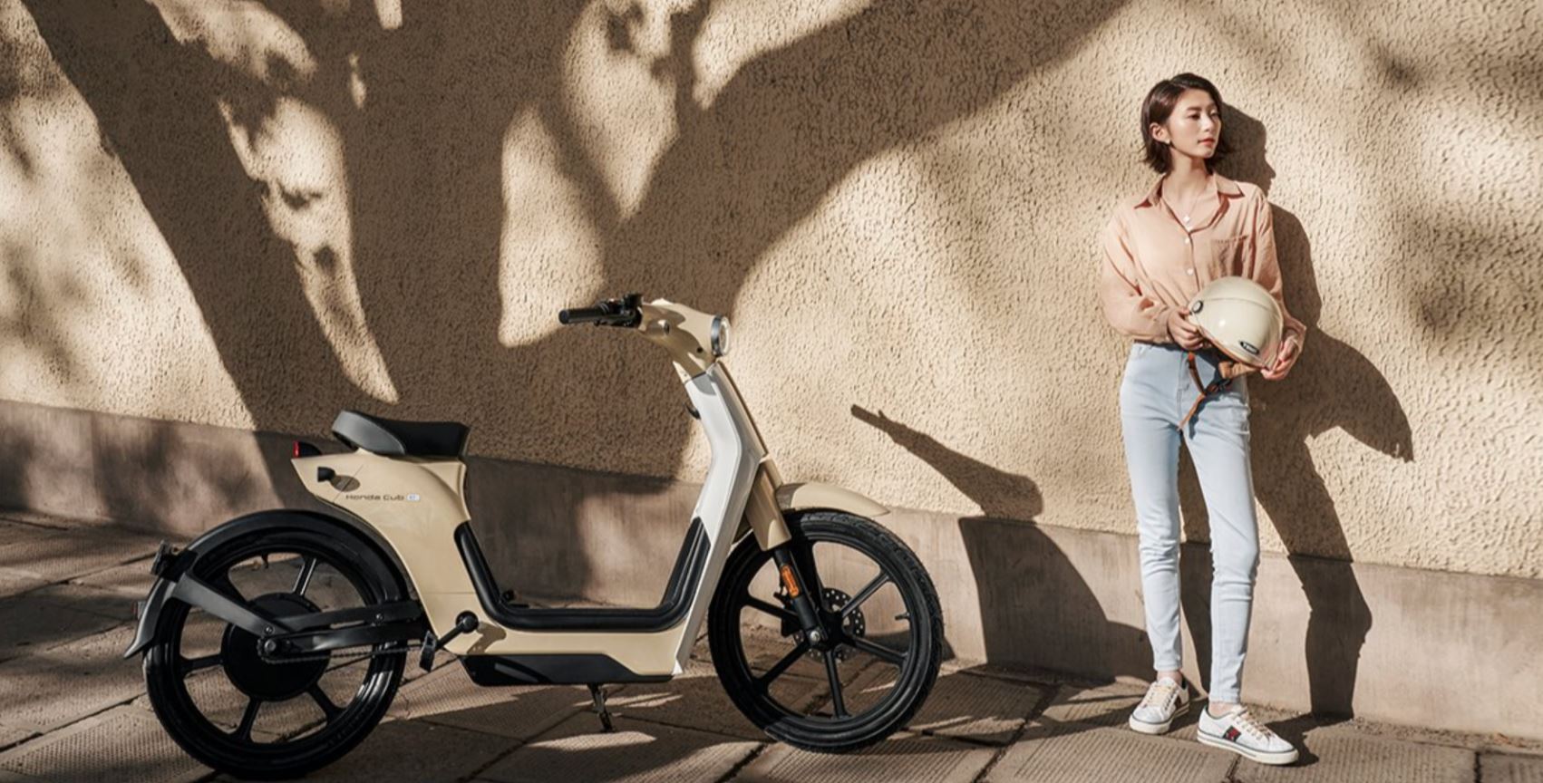 Honda Cub E có trọng lượng nhẹ chỉ 53,6 và có thể kết nối với Smartphone