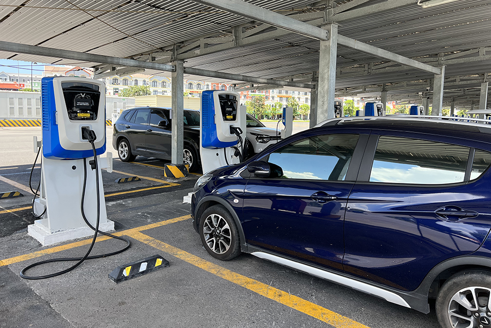 Trạm sạc công cộng (Public Charging Stations)