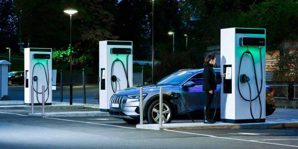 Trạm sạc dọc đường cao tốc (Highway Charging Stations)
