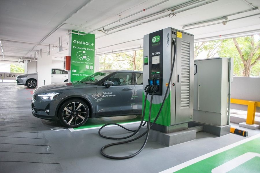 Trạm sạc tích hợp năng lượng tái tạo (Renewable Energy Charging Stations)