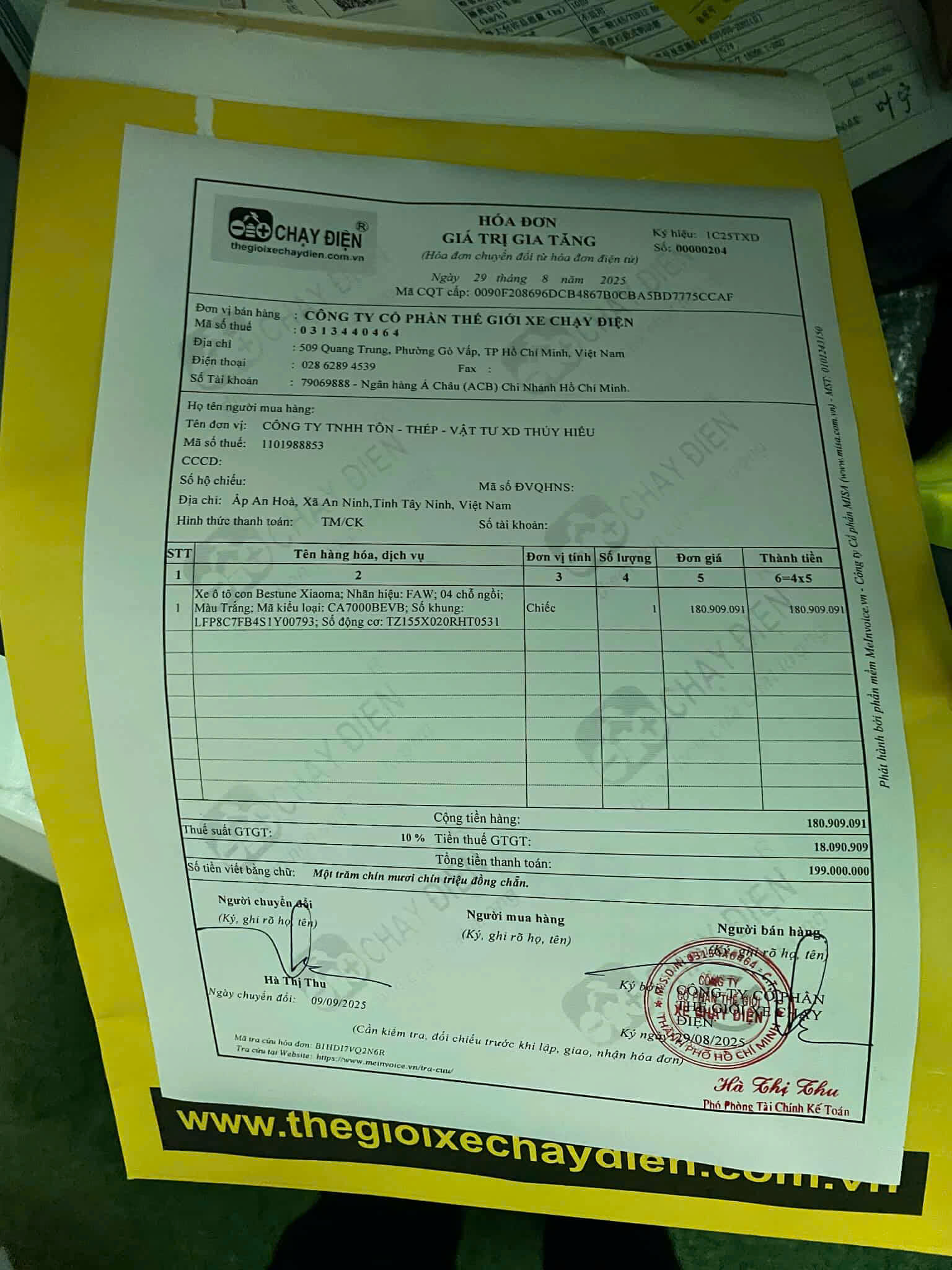 Đại diện Công ty Thúy Hiều nhận xe điện Bestune Xiaoma giá 199 triệu VNĐ