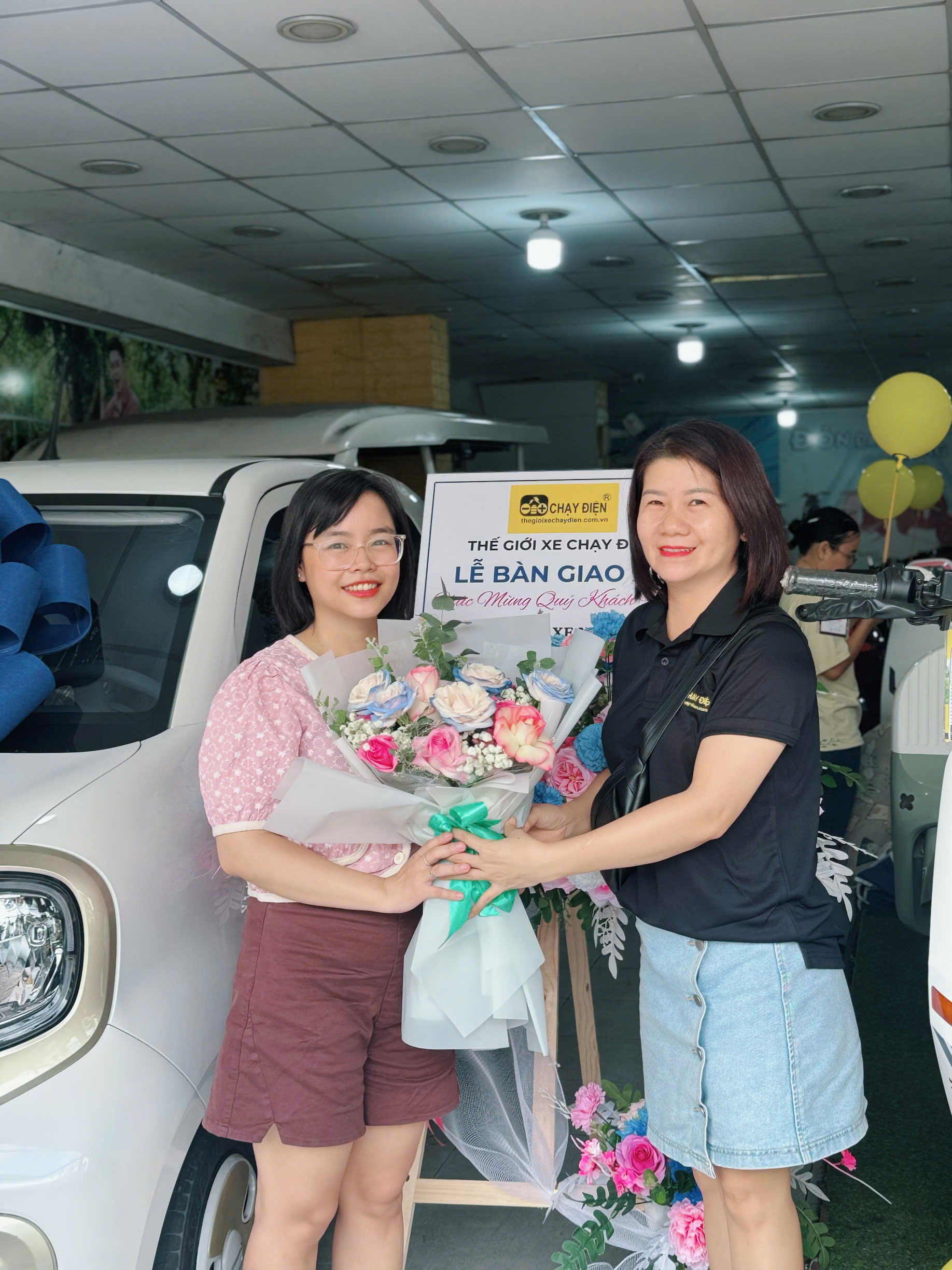 Sự kiện TGXCĐ giao xe Bestune Xiaoma chào đón khách bằng băng rôn và hoa tươi