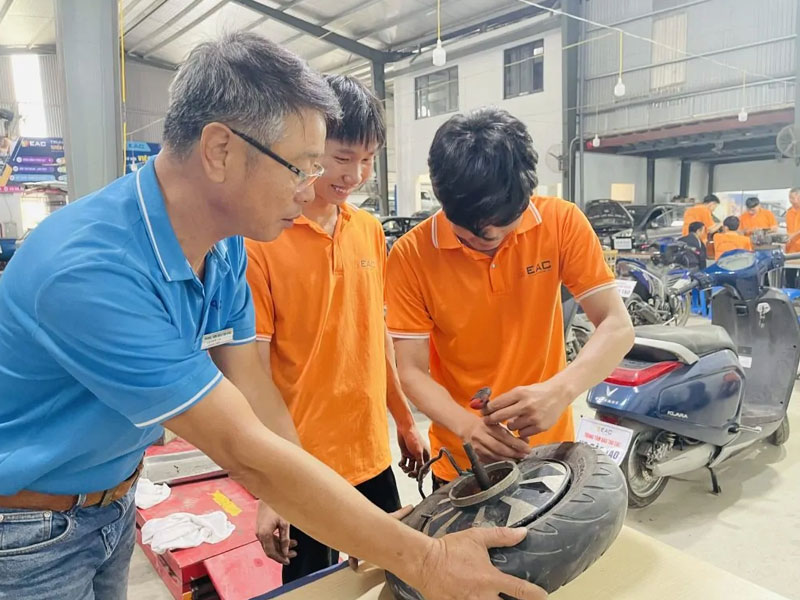 Học nghề sửa xe đạp điện, xe máy điện hêt bao nhiêu tiền, mất bao lâu?