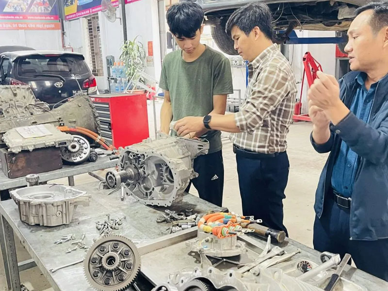 Điều kiện và thủ tục để tham gia học nghề sử chữa ô tô điện