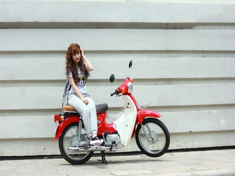 So sánh xe cup 50CC chạy xăng và Xe điện chạy 5 bình ắc quy đẹp re So sánh xe cup 50CC chạy xăng và Xe điện chạy 5 bình ắc quy