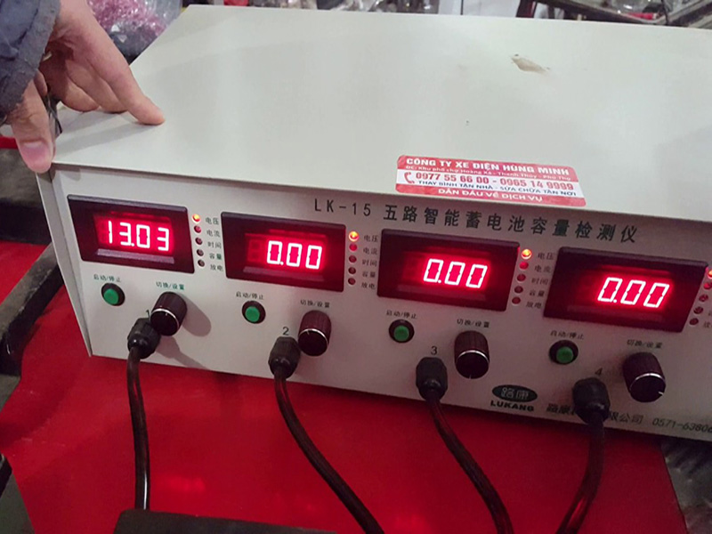 Với xe Xmen 5 bình làm sao thay ắc quy cho chuẩn 