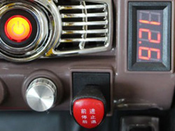 Các nút điều khiển Xe Jeep điện trẻ em KKL-5288 dễ dàng sử dụng