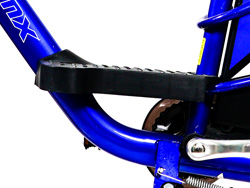 Để chân Xe đạp điện Azi Bike CBR 18inh bánh tăm với khoảng cách phù hợp