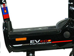 Để chân Xe đạp điện EV S4 với khoảng cách phù hợp