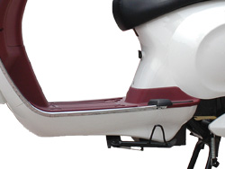 Để chân Xe máy điện Vespa Nioshima