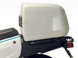 Thùng đựng đồ Xe máy điện Terra Motors Bizmo 2 có thể gắn dễ dàng ở yên sau