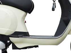 Đề chân xe máy điện CMV Vespa Classic có khoàng cách phù hợp