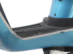 Để chân Xe máy điện Dkbike Roma SE với khoảng cách phù hợp