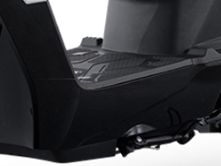 Để chân Xe máy điện YADEA E3 với khoảng cách phù hợp