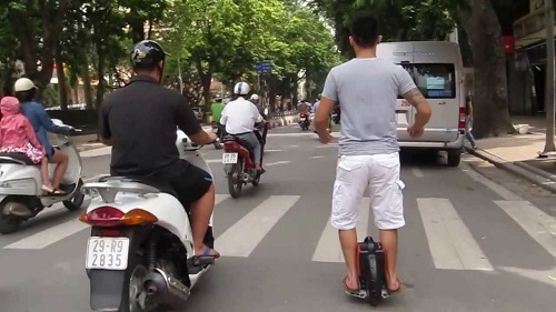 Xu hướng chạy xe điện một bánh của giới trẻ Xu hướng chạy xe điện một bánh của giới trẻ